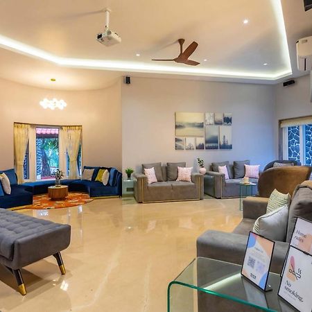 The Grey Medley By Stayvista With Mediterranean Interiors, Swimming Pool, Jacuzzi, Projector & A Lush Lawn With Gazebo Lonavala Ngoại thất bức ảnh