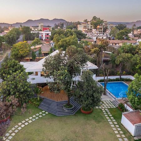 The Grey Medley By Stayvista With Mediterranean Interiors, Swimming Pool, Jacuzzi, Projector & A Lush Lawn With Gazebo Lonavala Ngoại thất bức ảnh