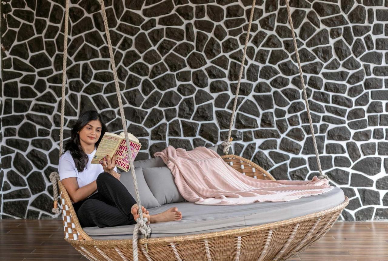 The Grey Medley By Stayvista With Mediterranean Interiors, Swimming Pool, Jacuzzi, Projector & A Lush Lawn With Gazebo Lonavala Ngoại thất bức ảnh