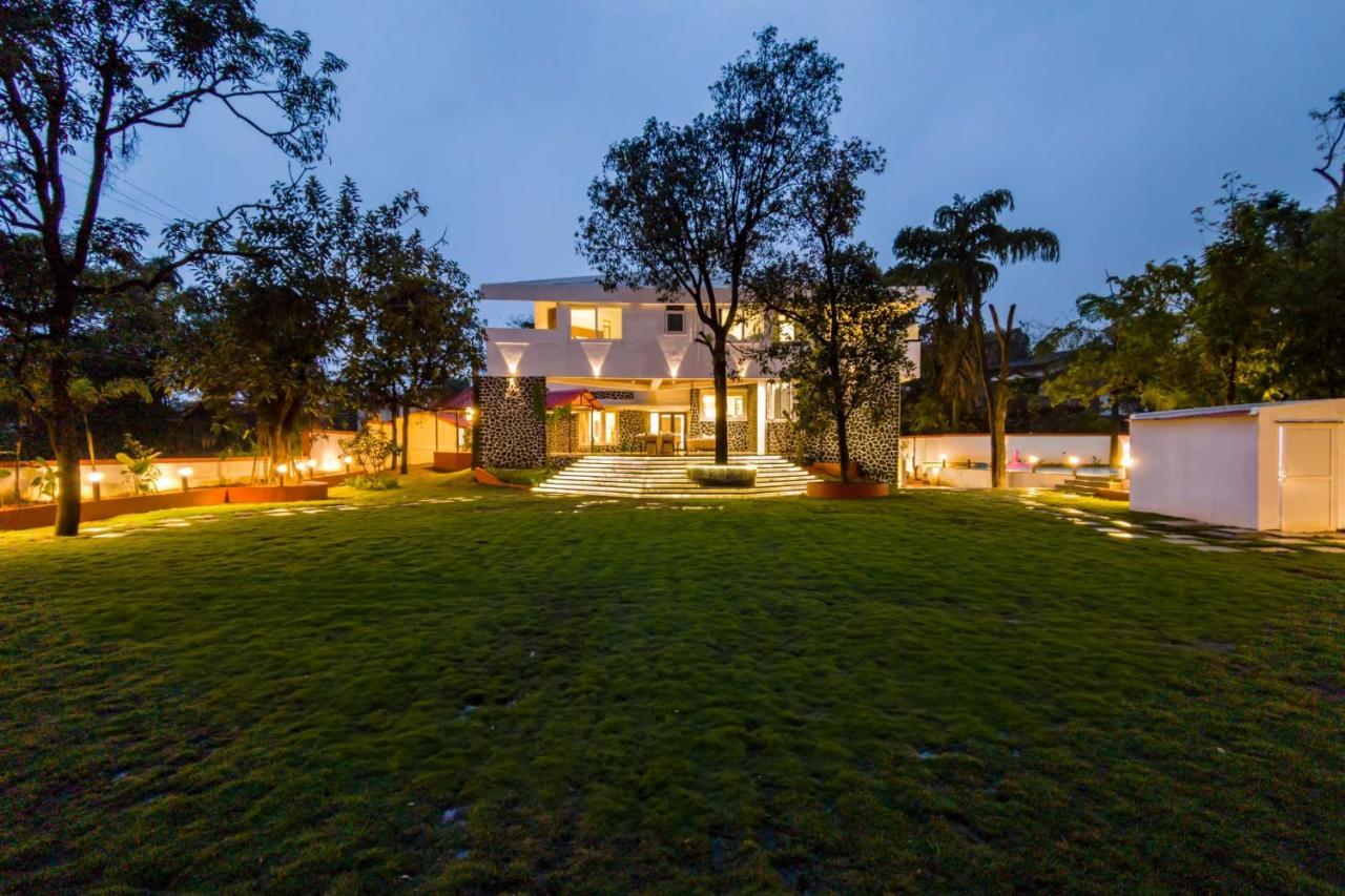 The Grey Medley By Stayvista With Mediterranean Interiors, Swimming Pool, Jacuzzi, Projector & A Lush Lawn With Gazebo Lonavala Ngoại thất bức ảnh