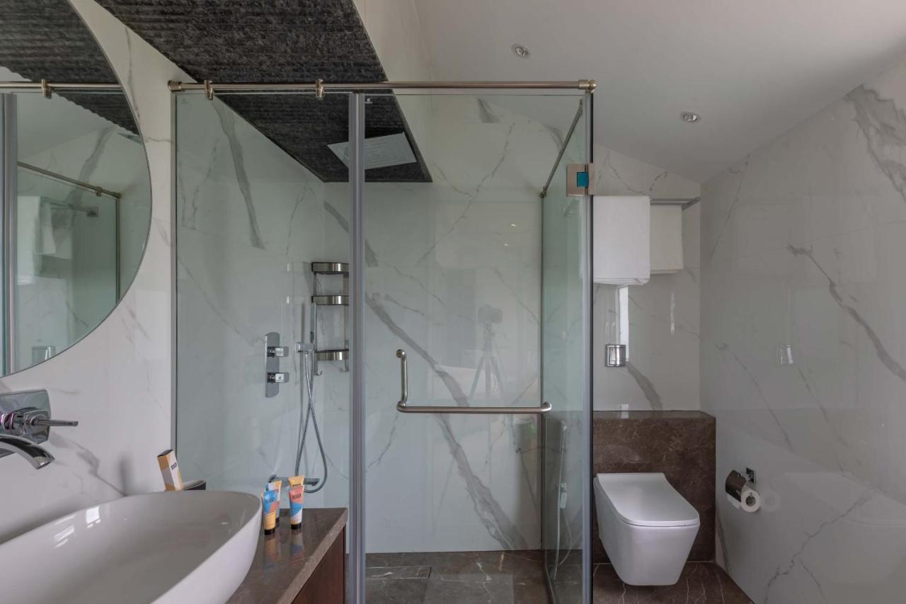 The Grey Medley By Stayvista With Mediterranean Interiors, Swimming Pool, Jacuzzi, Projector & A Lush Lawn With Gazebo Lonavala Ngoại thất bức ảnh