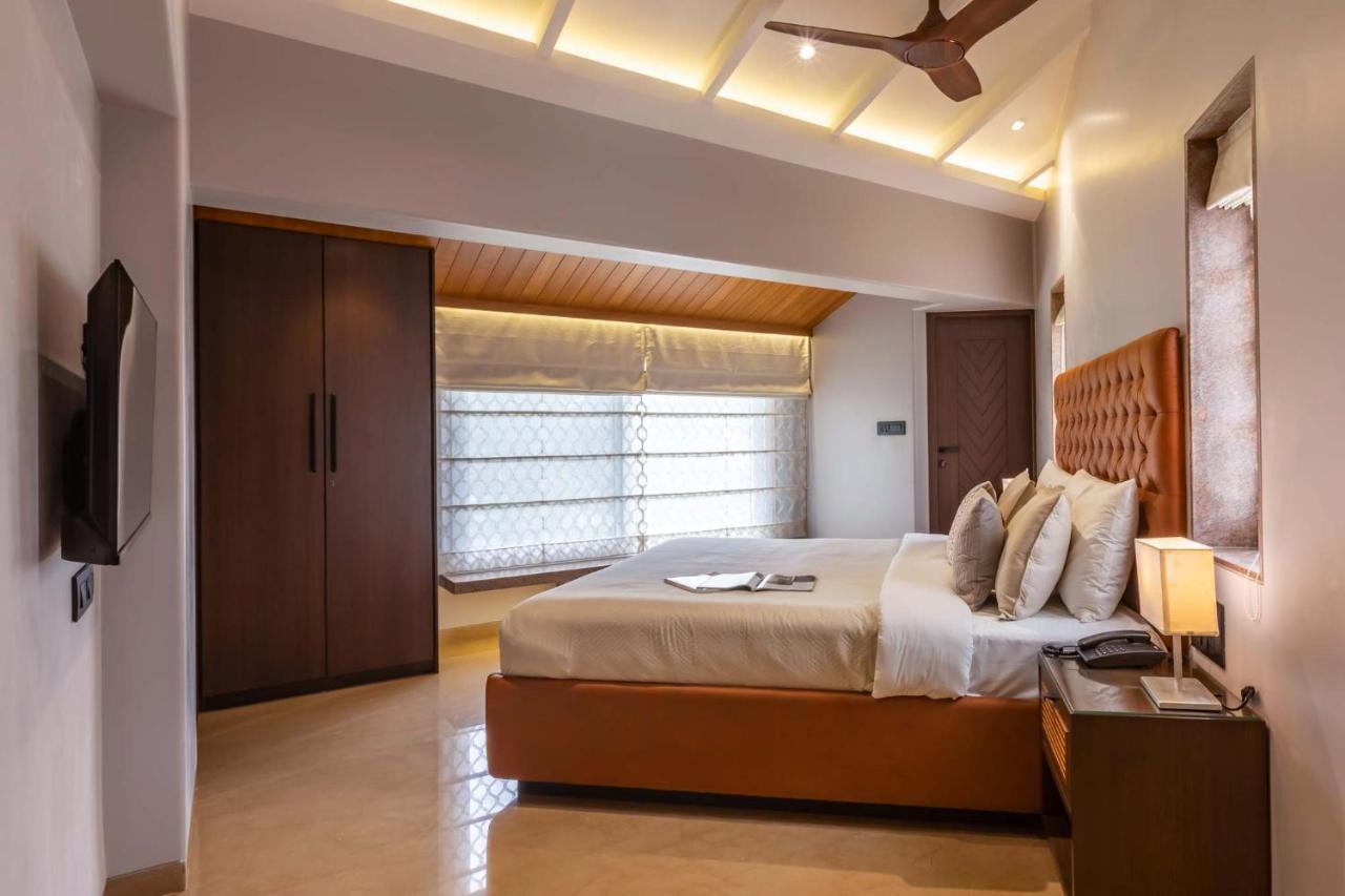 The Grey Medley By Stayvista With Mediterranean Interiors, Swimming Pool, Jacuzzi, Projector & A Lush Lawn With Gazebo Lonavala Ngoại thất bức ảnh