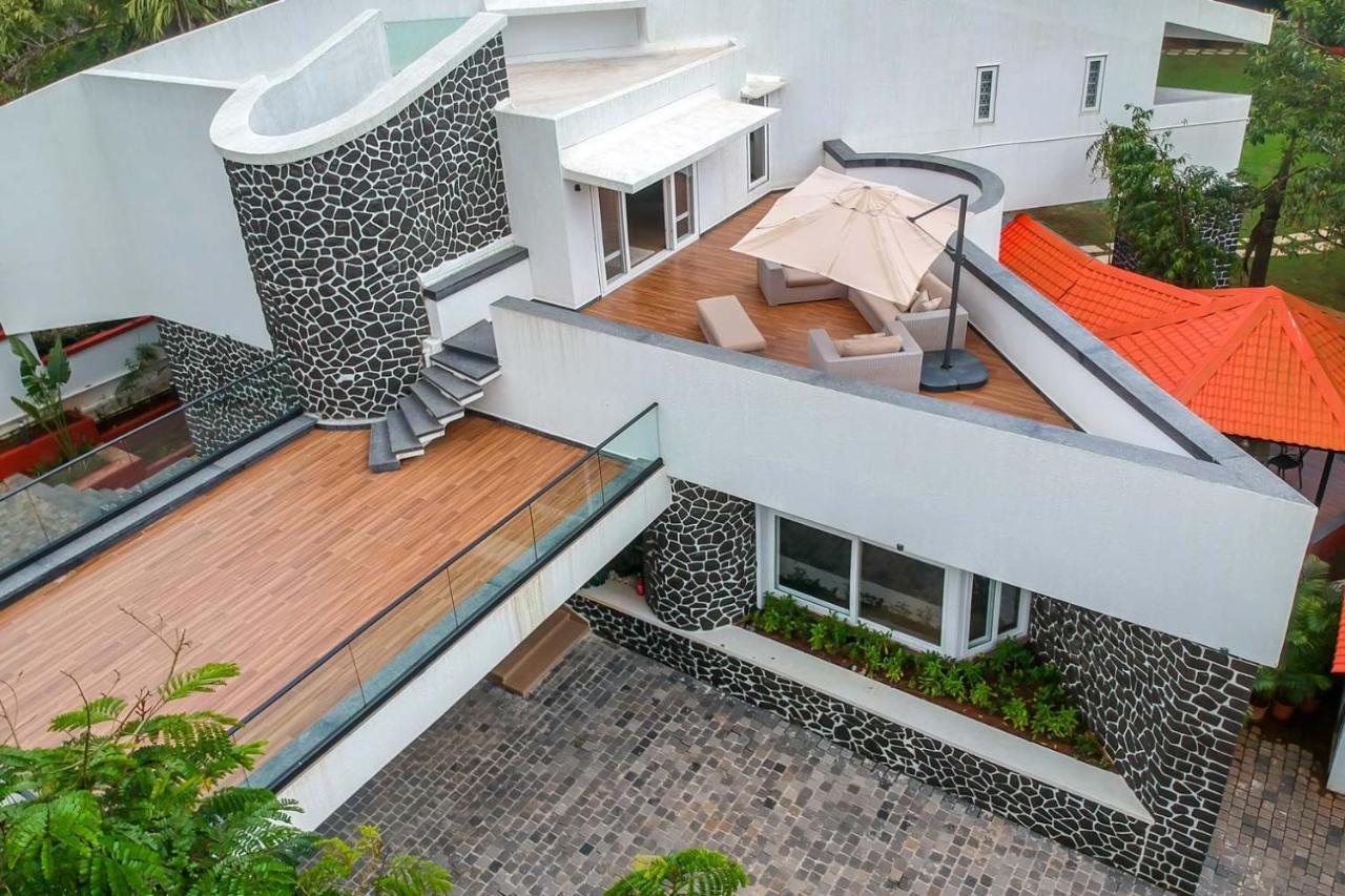 The Grey Medley By Stayvista With Mediterranean Interiors, Swimming Pool, Jacuzzi, Projector & A Lush Lawn With Gazebo Lonavala Ngoại thất bức ảnh