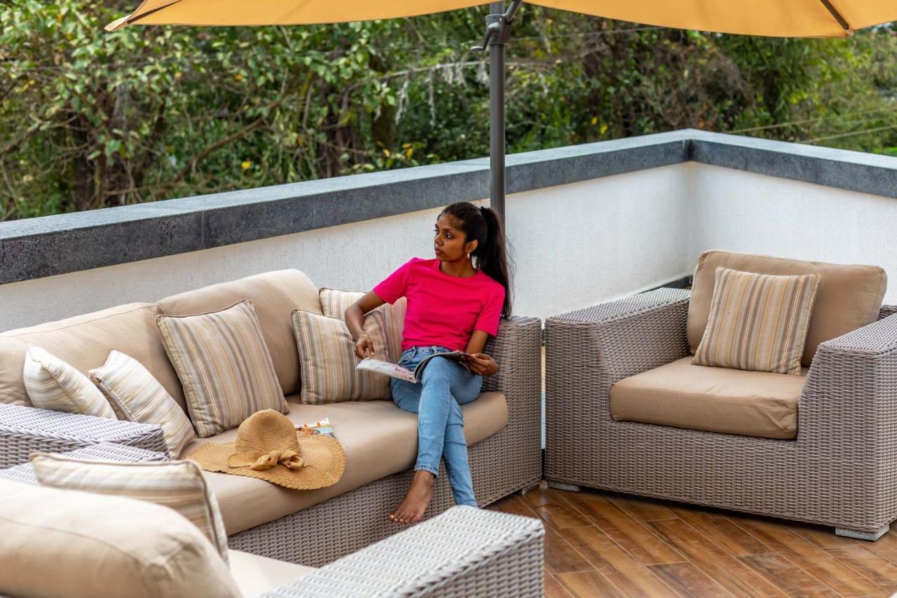 The Grey Medley By Stayvista With Mediterranean Interiors, Swimming Pool, Jacuzzi, Projector & A Lush Lawn With Gazebo Lonavala Ngoại thất bức ảnh